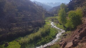 Un paisaje montañoso con un río que serpentea por un valle.