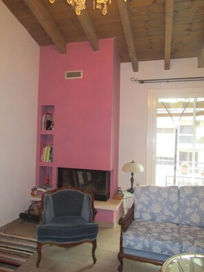 TV, peis, DVD-spiller og bøker