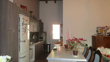 KĂŒhlschrank, Mikrowelle, Ofen, GeschirrspĂŒler