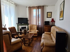 テレビ、DVD プレーヤー、テーブルサッカー台、卓球台