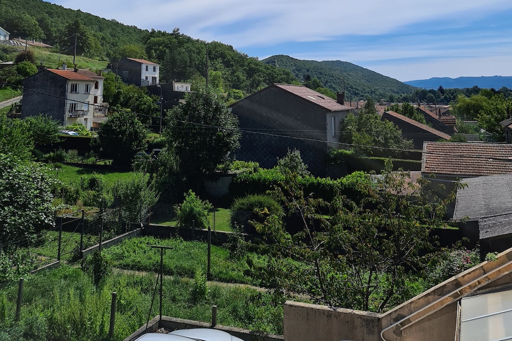 --FAMILY HOLIDAY HOME IN CATHAR COUNTRY IN LAVELANET--