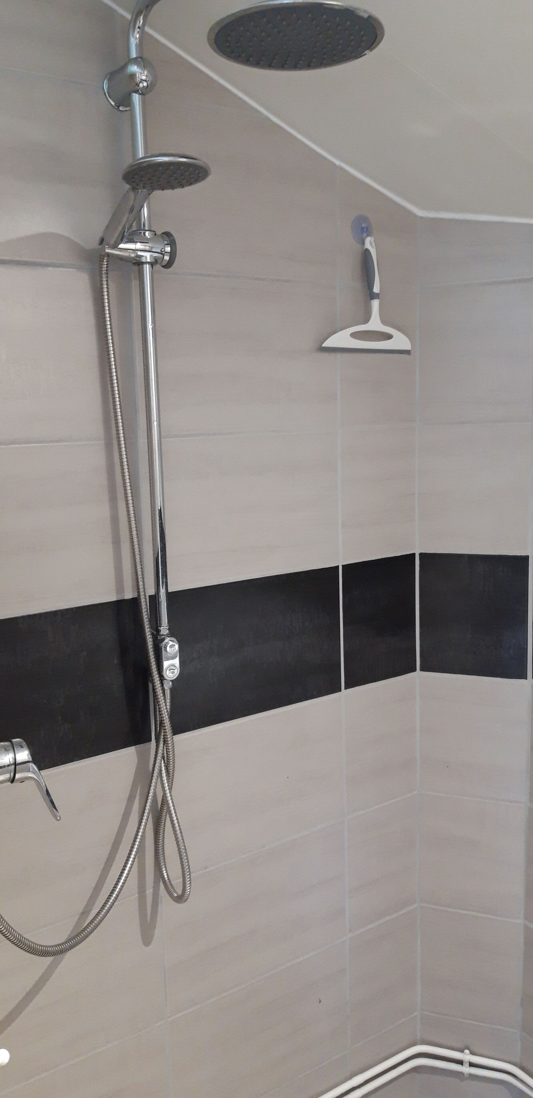 Douche, sèche-cheveux, savon, papier toilette