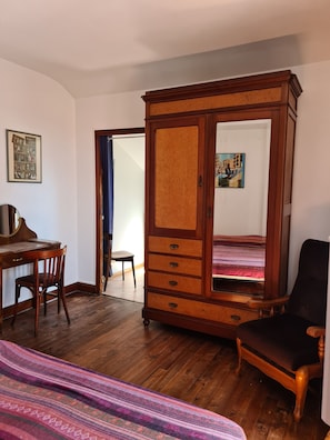 5 bedrooms, iron/ironing board, free WiFi - --FAMILY HOLIDAY HOME IN CATHAR COUNTRY IN LAVELANET-- (Lavelanet)