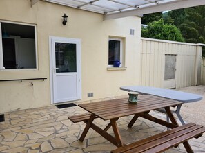 Outdoor dining - --FAMILY HOLIDAY HOME IN CATHAR COUNTRY IN LAVELANET-- (Lavelanet)
