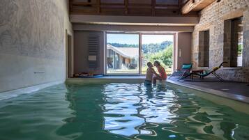 Piscina interna, piscina aquecida