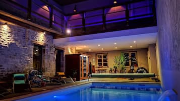 Piscina coperta, una piscina riscaldata