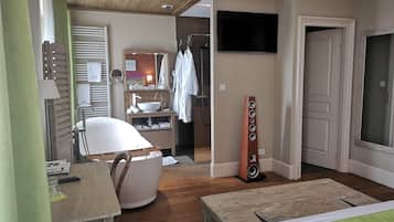 Een moderne badkamer met een bad, een wastafel en een spiegel.