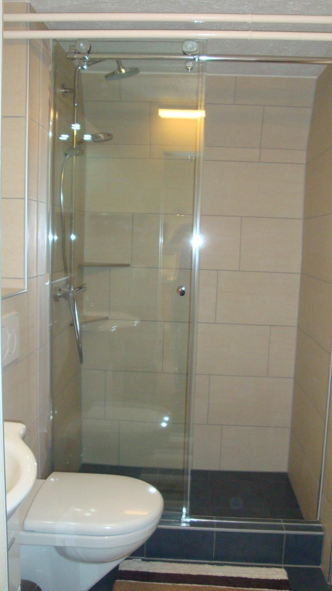 Regadera, secadora de cabello, toallas, papel de baño 