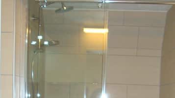 Regadera, secadora de cabello, toallas, papel de baño