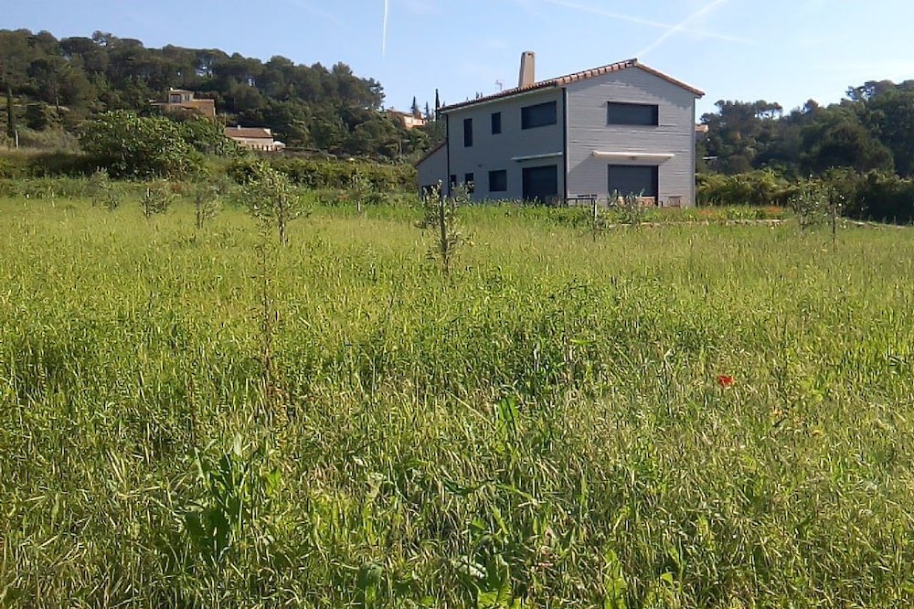 LE PETIT SUD: VILLA 6/8 people with garden, boules court and terrace