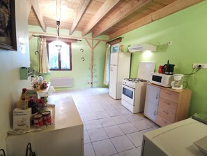 Fridge, microwave, oven, stovetop - Holiday rental in the region of Pas-de-calais, near of 'cote d'opale' (Nielles-Lès-Ardres)