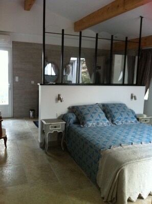 1 slaapkamer, een bureau, een strijkplank/strijkijzer, reisbedje