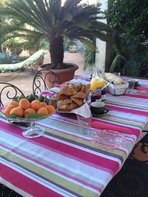 Outdoor dining - THE DEAD END IN THE CAMARGUE; Luxury cottage. (Vauvert)