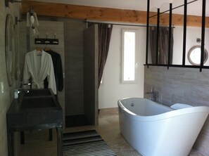 Bathtub, hair dryer, towels, toilet paper - THE DEAD END IN THE CAMARGUE; Luxury cottage. (Vauvert)