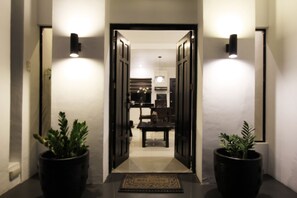 المنشأة من الداخل