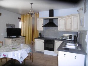 Fridge, microwave, oven, stovetop - small house in a haven of peace (Sainte-Maure-de-Peyriac)