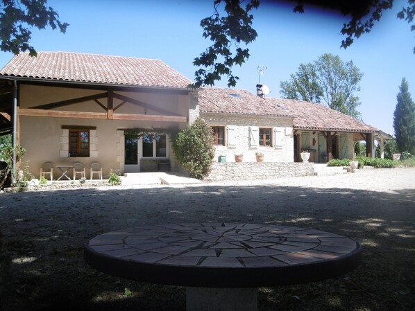 Exterior - small house in a haven of peace (Sainte-Maure-de-Peyriac)