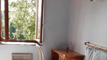 2 chambres, fer et planche Ă repasser