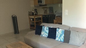 TV, DVD-spiller, bøker og musikkbibliotek