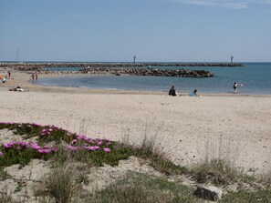 Beach nearby, sun loungers - Large family apartment **, air-conditioned, sea view, garage, near beach. (Frontignan)