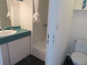 أحواض استحمام، مجففات شعر، ورق حمّام