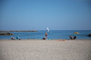 Plage à proximité, chaise longue