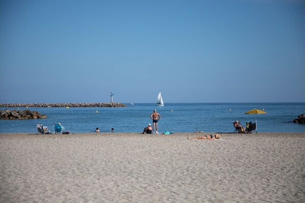 Una playa cerca, sillas reclinables de playa