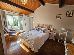 2 slaapkamers, een bureau, een strijkplank/strijkijzer, gratis wifi