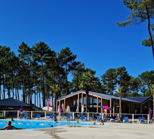 Een buitenzwembad en een verwarmd zwembad