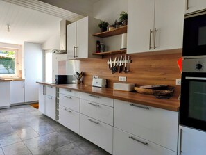 Fridge, microwave, oven, stovetop - House ile d'yeu sleeps 10 garden 1200 sqm (L'Île-d'Yeu)