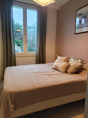4 bedrooms, iron/ironing board, travel cot, free WiFi