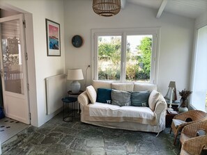 TV, DVD player, books, music library - House ile d'yeu sleeps 10 garden 1200 sqm (L'Île-d'Yeu)