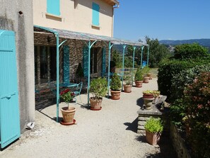 Outdoor dining - Cante Grillet en provence au pied du Luberon LACOSTE (84480) Chambre NAIS (LACOSTE)