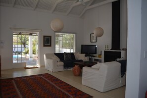 Flat-screen TV, DVD player - Gecko Cottages (Prince Albert)