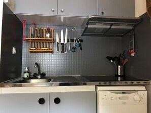 Een koelkast, een microgolfoven, een kookplaat, een vaatwasser