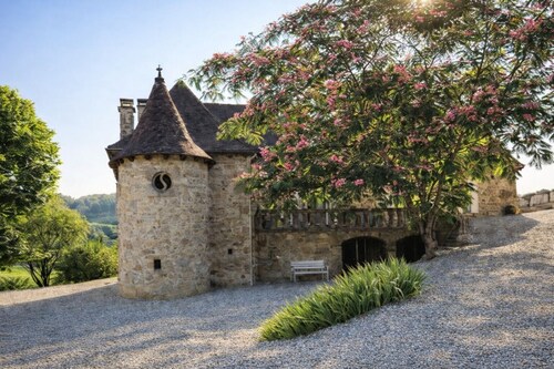 Demeure de caractère avec piscine à débordement, charme authentique & élégance