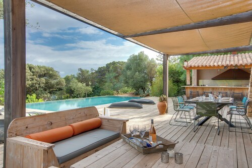 Magnificent villa of 260m2 air-conditioned sea view heated swimming pool and beach on foot