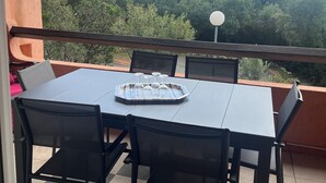 Outdoor dining - Duplex for 5 people, 500m from the beach in a residence with swimming pool (Sainte-Lucie de Porto-Vecchio)