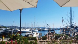 A marina with multiple boats docked, a clear blue sky, and a sign indicating a no parking zone. - Duplex for 5 people, 500m from the beach in a residence with swimming pool (Sainte-Lucie de Porto-Vecchio)