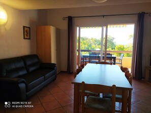 Fernseher, Tischtennisplatte, Bücher