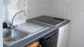 Kühlschrank, Mikrowelle, Herdplatte, Geschirrspüler