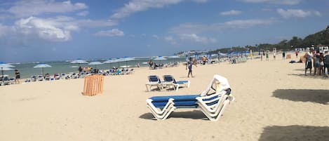 På stranden, solstolar och strandhanddukar