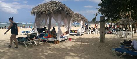 Plage, chaises longues, serviettes de plage