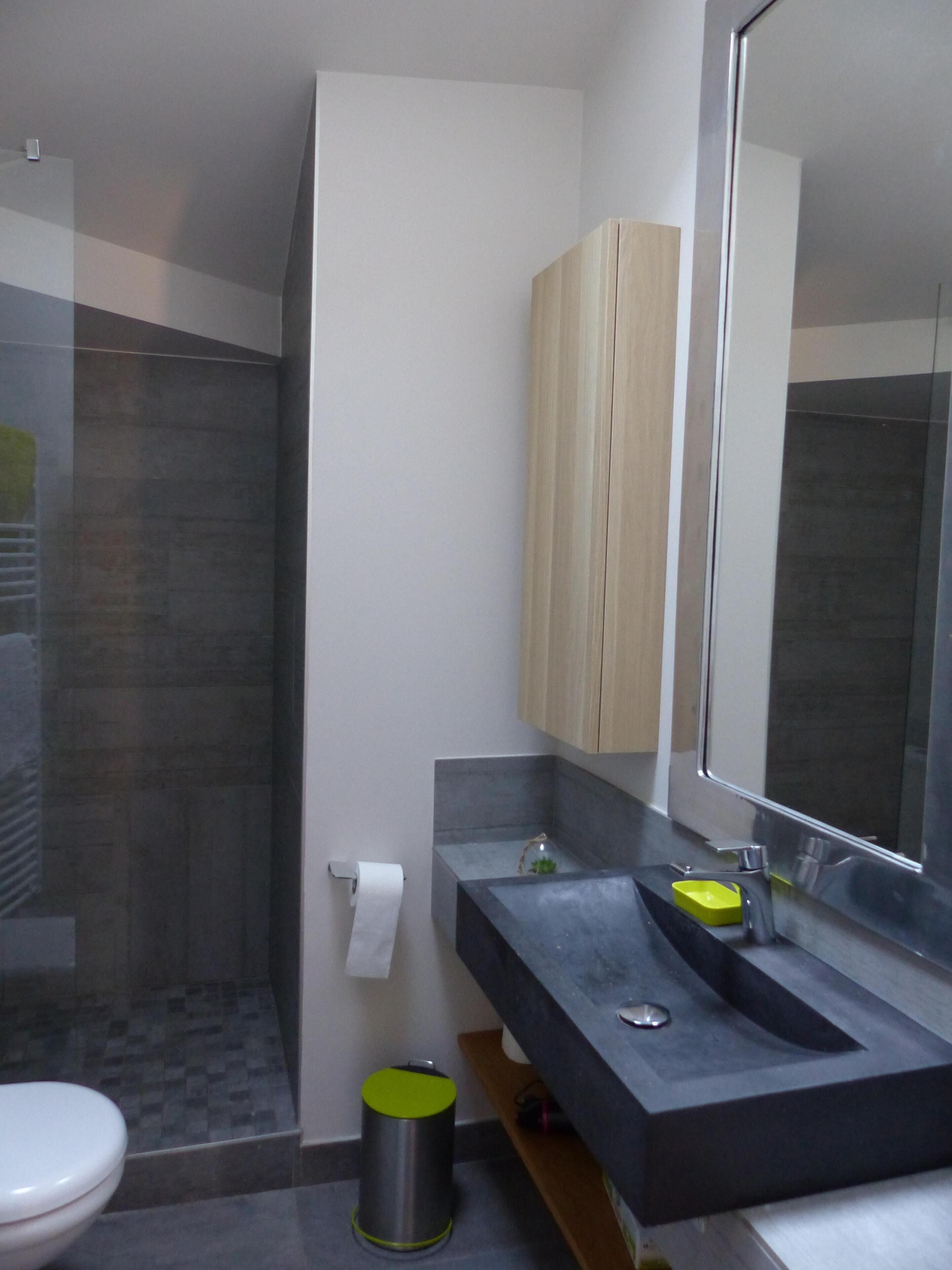 Een douche, een haardroger, handdoeken