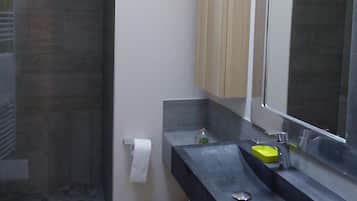 Een douche, een haardroger, handdoeken