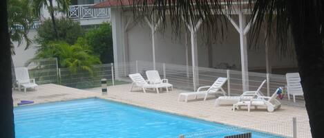 Una piscina al aire libre