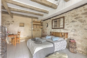 1 dormitorio, tabla de planchar con plancha, Internet y ropa de cama