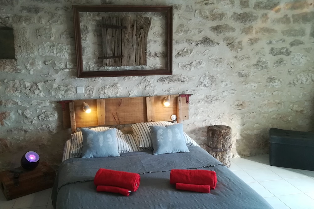 quercy stone guest rooms decorated with taste.