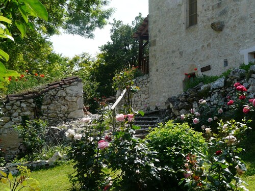 quercy stone guest rooms decorated with taste.