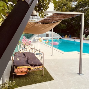 Una piscina al aire libre